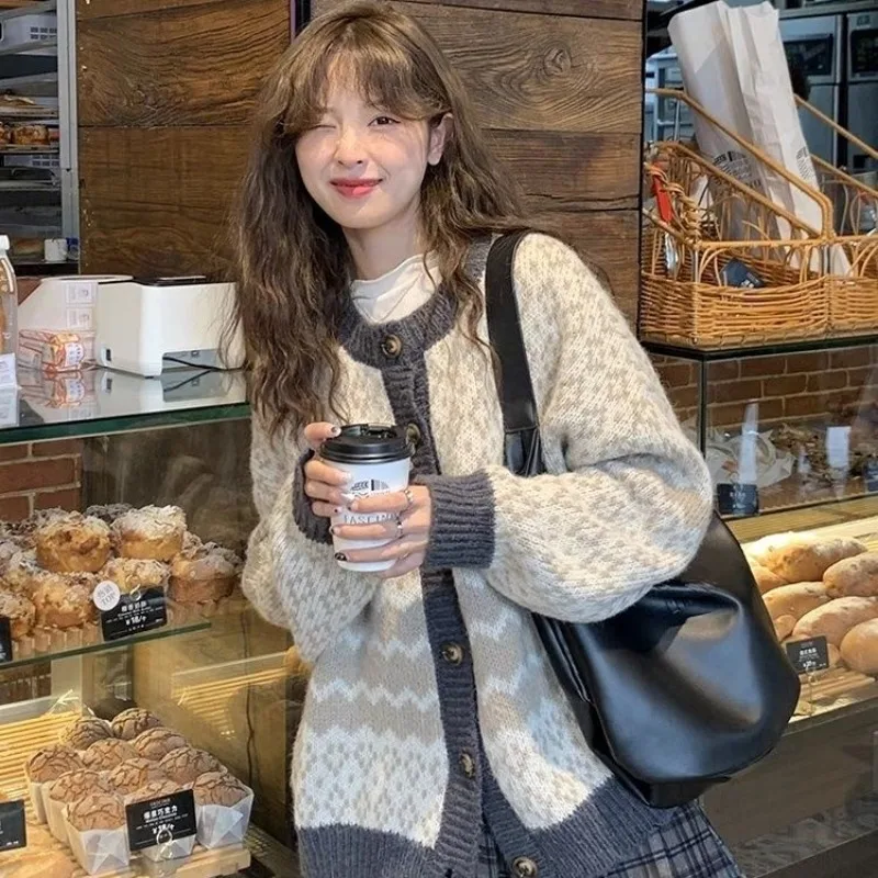 

Женская осенне-зимняя повседневная модная вязаная женская одежда на пуговицах с цветными блоками и круглым вырезом, универсальный простой свободный кардиган, свитер