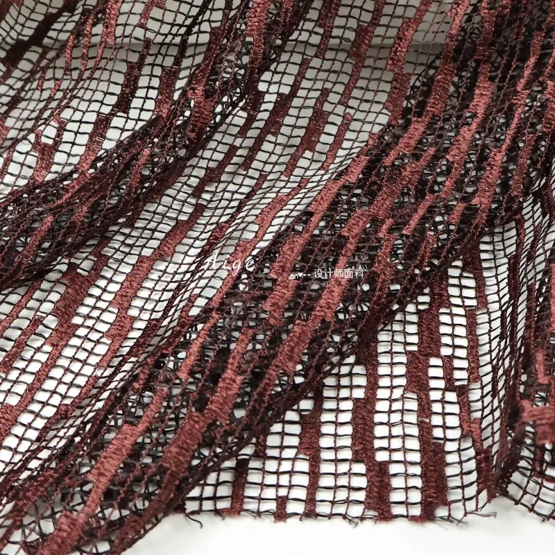 

2 метра полупрозрачной сетчатой ткани с вышивкой красно-коричневой нитью для юбок и рубашек