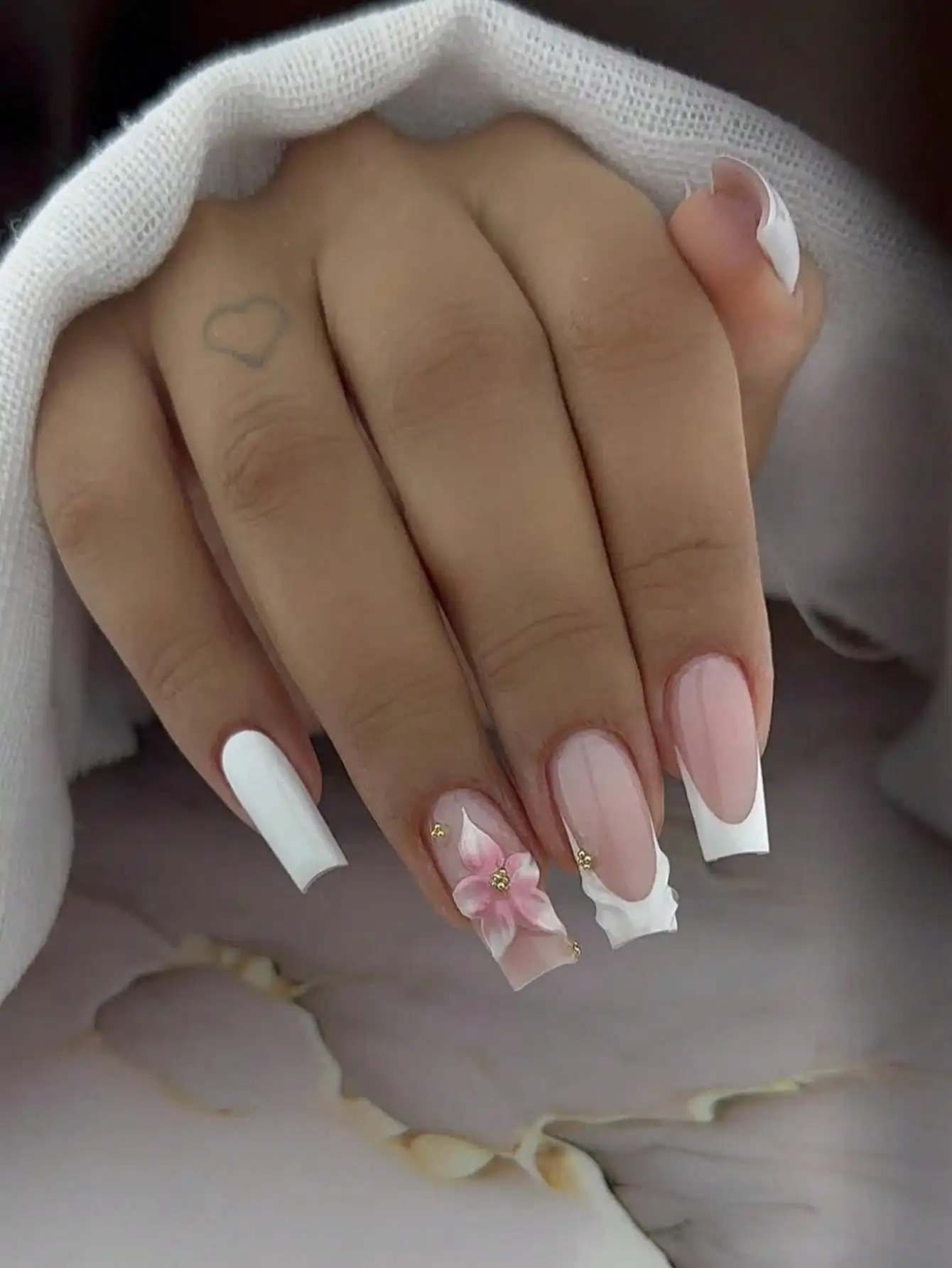 10 Pieces of Medium-Length Rectangular-Shaped Handmade Nails, Featuring a Gentle Pink and White Gradient Floral Design with a Glossy Finish, Reusable False Nails; Pure White French Nail Tips with a Gradient Nude Pink Base Color, 3D Pink Flowers + Small Gold Beads Decoration, Suitable for Women for Daily Wear, Dates, Weddings, and Outings.