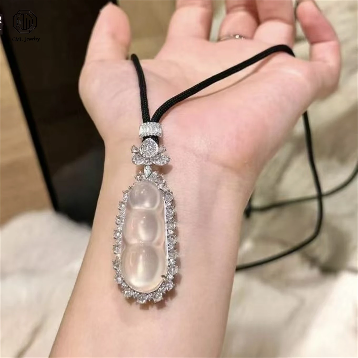 

Ожерелье с подвеской в виде счастливой бобы из белого халцедона, символ мира и удачи, в традиционном китайском стиле, универсальное украшение, подарок