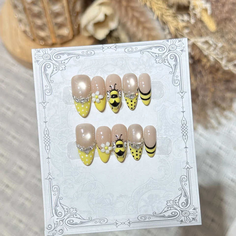 10 piezas de uñas postizas lindas con abejas amarillas, efecto ojo de gato, lunares, estilo francés, con flores de pedrería, hechas a mano 3
