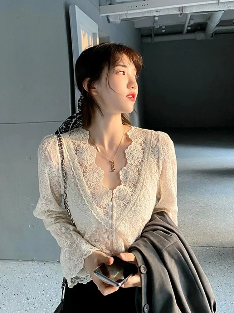Heavy Embroidery Lace Base irt Women's Fall 2024 New Design Sensation Small Hook Flower Bell Sve Hollow Top Korean Sle...