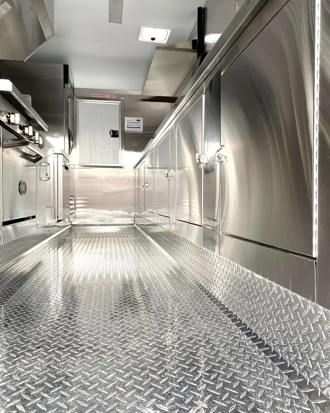 Мобильный кухонный прицеп большой емкости с двойными зонами приготовления пищи, созданный для занятых мероприятий и общественного питания