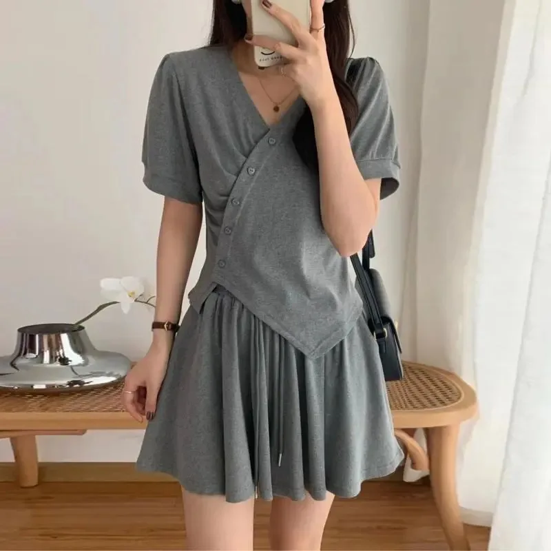 Conjunto deportivo informal gris de manga corta para mujer, moda de verano, estilo callejero de celebridades de Internet, pantalones cortos de pierna ancha juguetones y animados