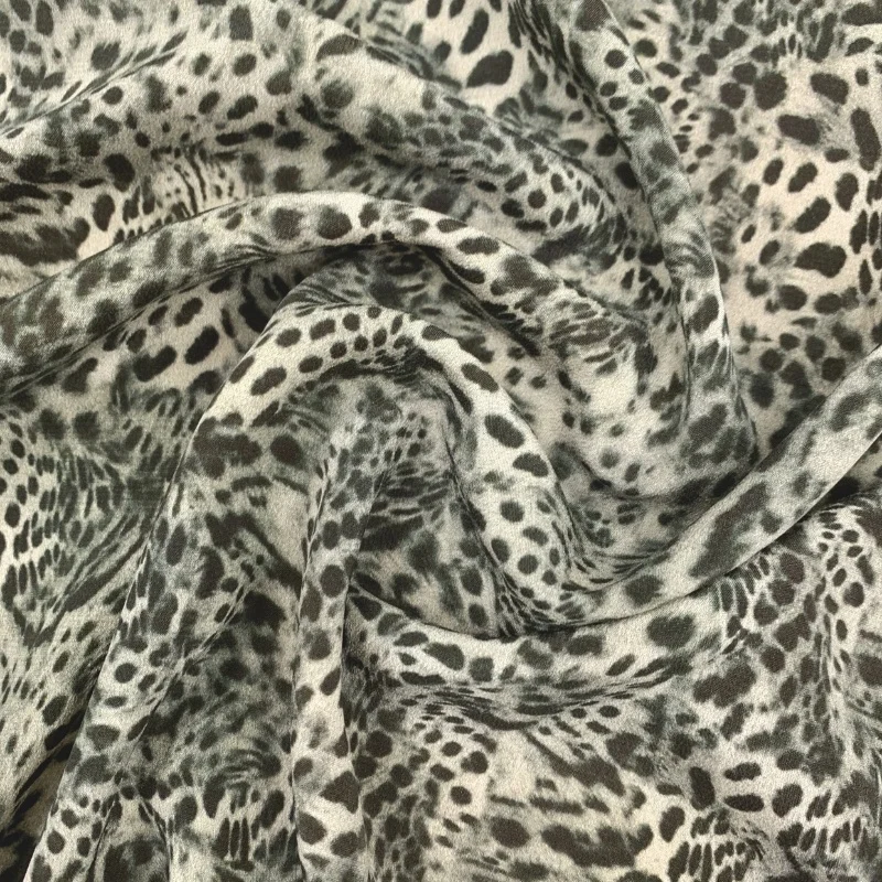 

1 метр, 100% шелк тутового шелка, 19 момме, креповая шелковая ткань, темно-зеленый леопардовый принт, 114 см, ширина 44 дюйма, по дворам JX048