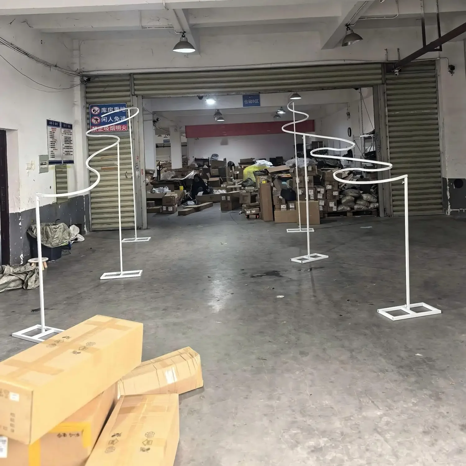 S-förmiger Wellen-Hintergrundständer Metallrahmen mit Stoffbezug für Hochzeiten, Events, Partys und Bühnendekoration – Detail 4