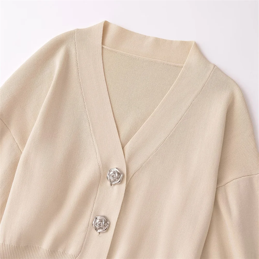 Autumn 2024 women\'s new fashion, leisure, slim and versatile commuter flower breasted plain needle coat.