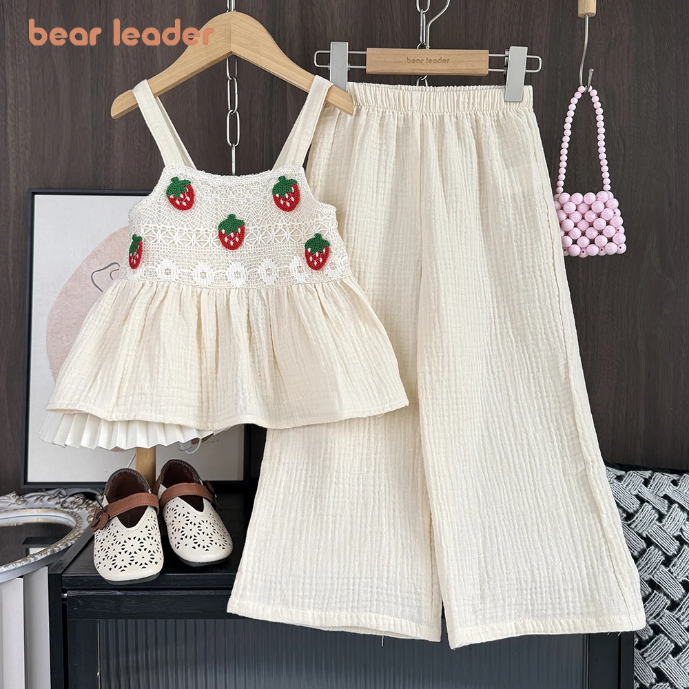 Conjunto Infantil Feminino Bear Leader Versão Coreana com Decoração de Morango Doce, Bege, Verão, Top Camisola e Calças