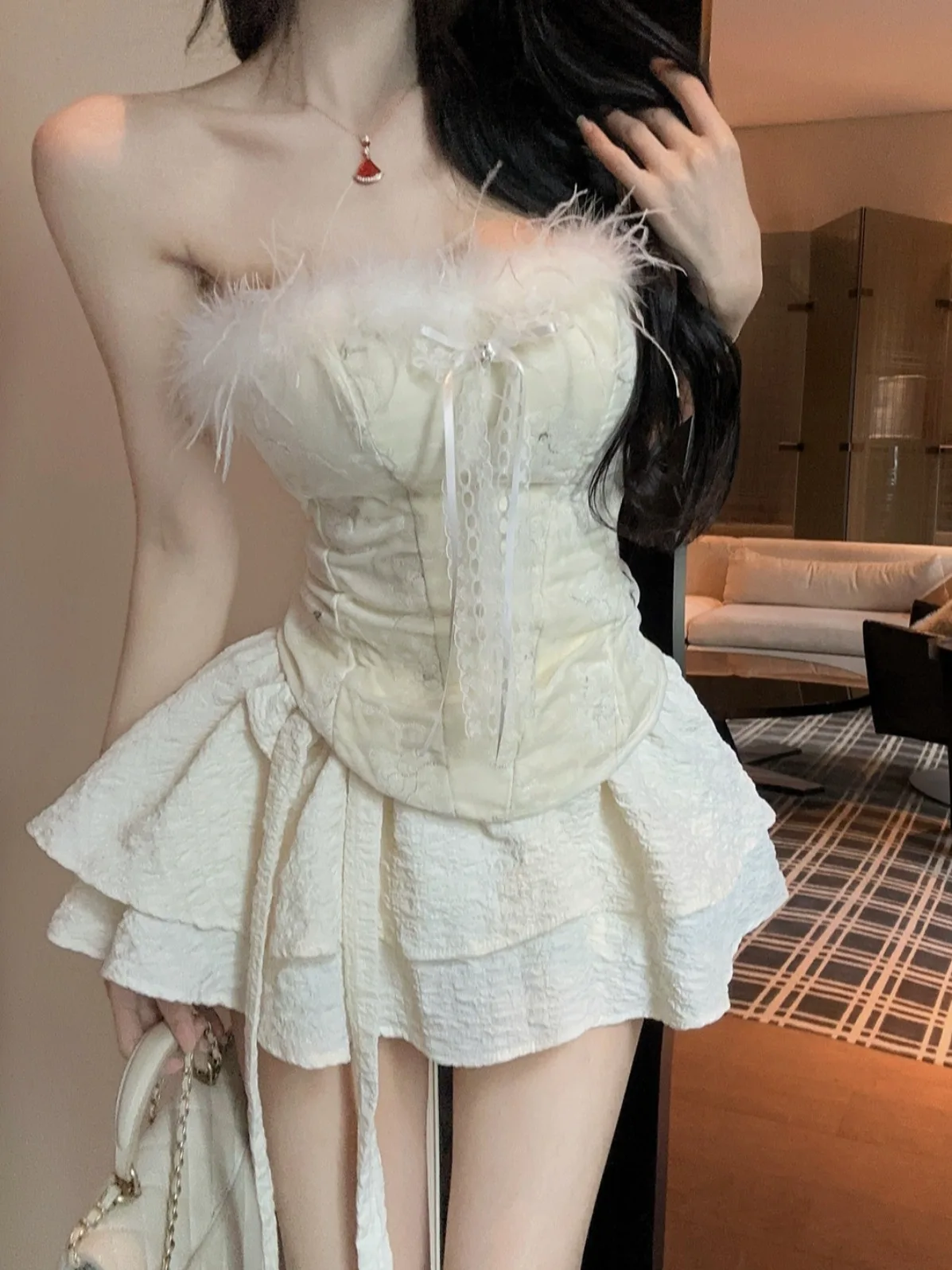 

Комплект из утепленной короткой юбки и топа с вышивкой Pure Desire: модный женский осенне-зимний комплект с длинными рукавами и высокой талией