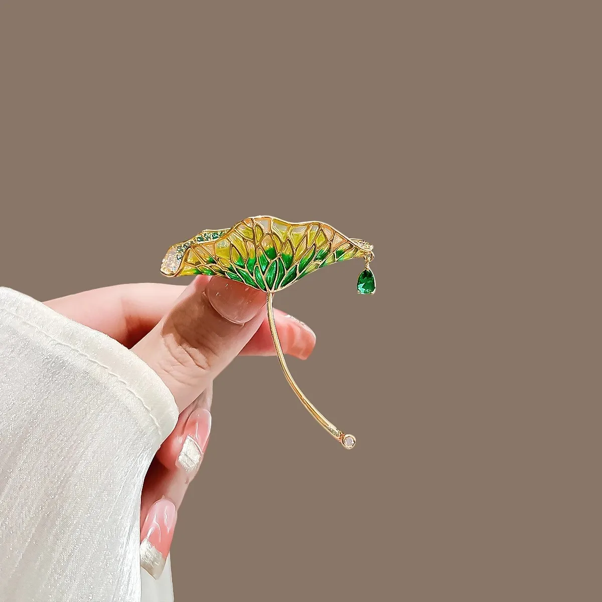古典的な蓮の葉のブローチエナメルピン女性の絶妙なブローチハイエンドセンスクリエイティブピンスーツアクセサリーエナメルピン