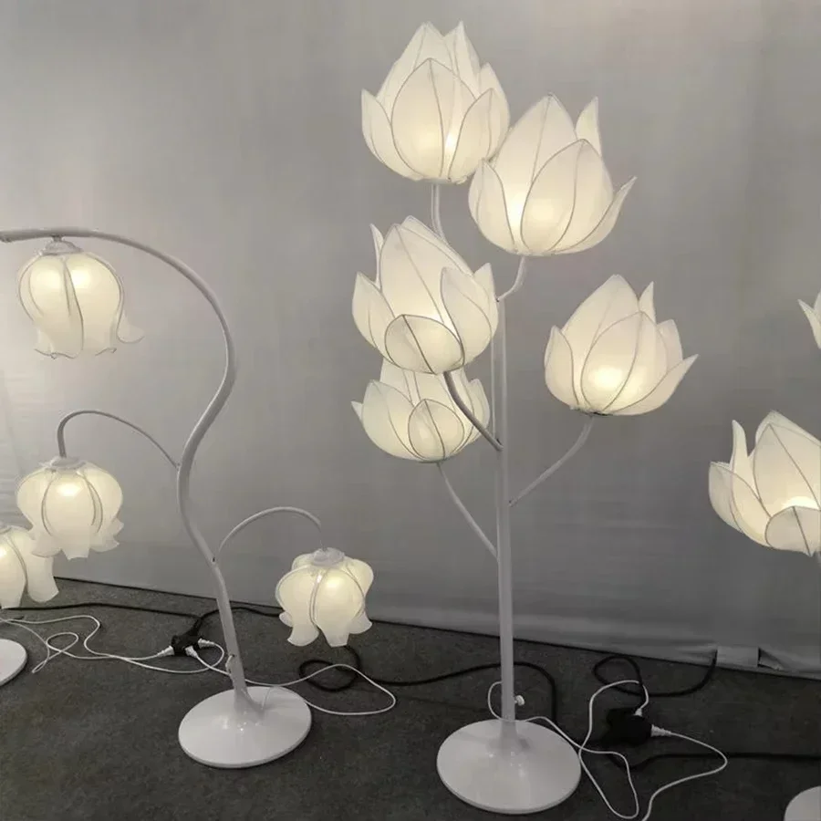 Factory price durable Flower Shaped Floor Lamp Acrylic Lampshade Metal Base Road Guide Lamp for Wedding Decor
