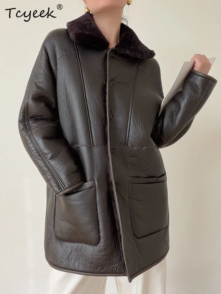เสื้อแจ็คเก็ตหนังแท้ Tcyeek เสื้อแจ็คเก็ตฤดูหนาว ขนแกะเมอริโนแท้ เสื้อโค้ทผู้หญิง ปี 2025 เสื้อผ้าความยาวปานกลางสำหรับผู้หญิง