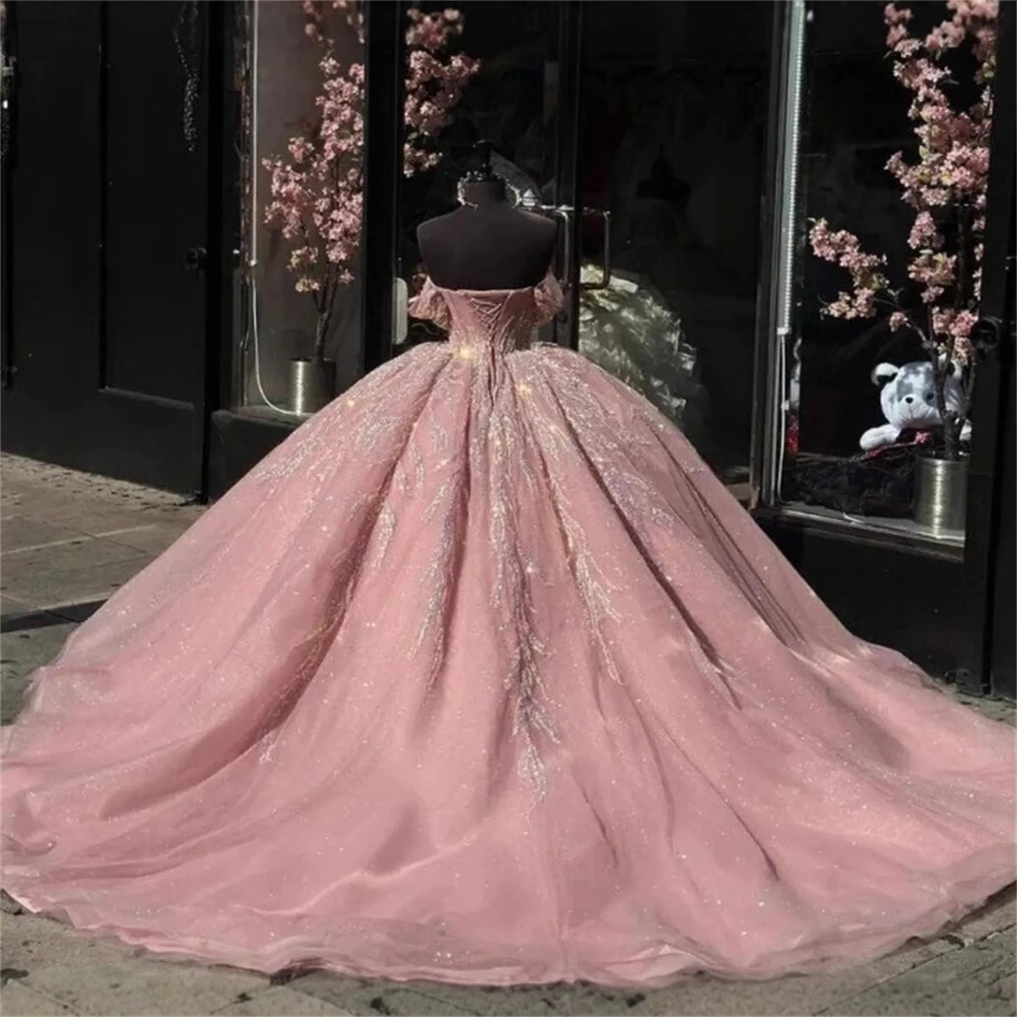 JEHETH Elegant Pink Pearls Quinceanera Corset Appliques Sequin Tull Ball Gown Sweetheart Off The Shoulder Evening Party Dress