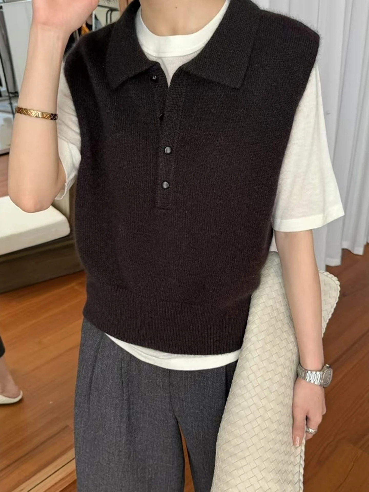 편안한 단색 레이어드 베스트 2025 가을 슬림핏 패셔너블 니트 탑 안티에이징 디자인 감각