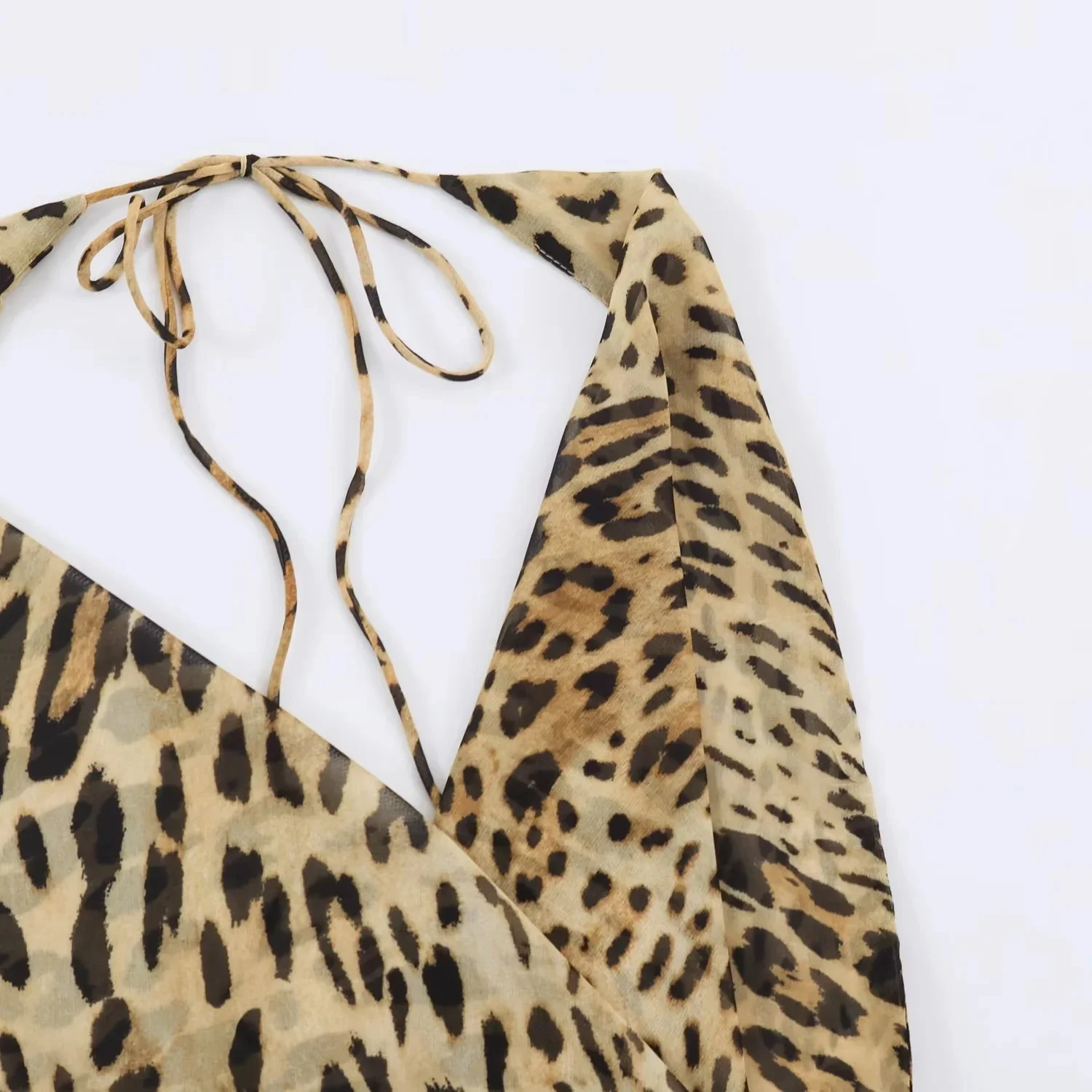 KONDALA Damen Sexy Leopardenkleid mit Schwingkragen für den Urlaub 2026 – Sommerliches, trendiges High-Street-Neckholder-Kleid für Strandpartys – Detail 5