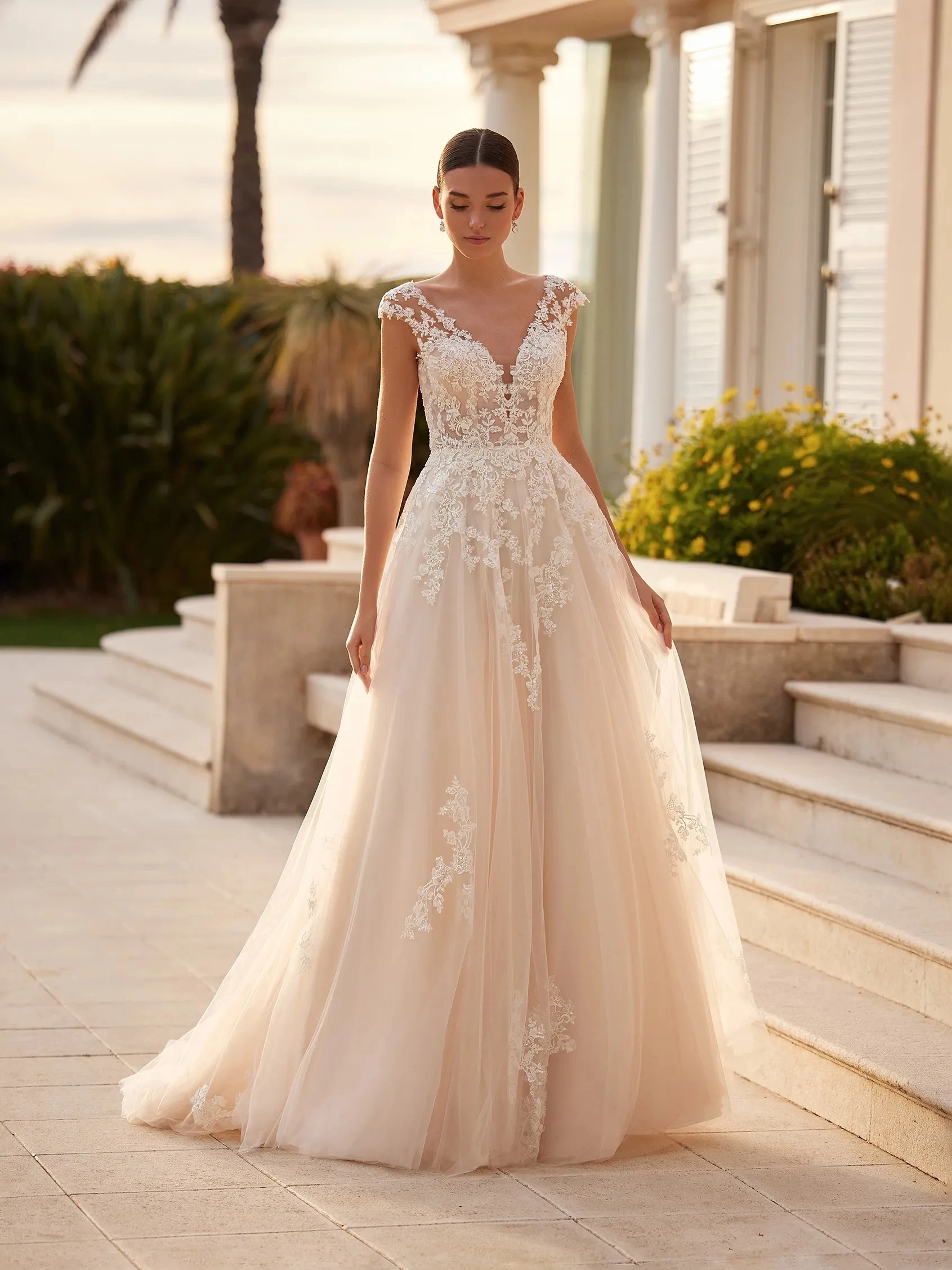 

Luxurious A Line Women's Wedding Dresses Lace Appliques Customized Bride Gowns Charming V Neck Cap Sleeve Vestidos Novias Boda