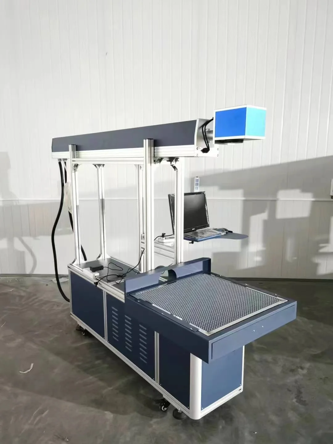 Manufacturers Directly Supply 3d Dynamic Co2 Laser Marking Machine Tea Paper Packaging Wooden Paper-cut Punch Engraving Machine