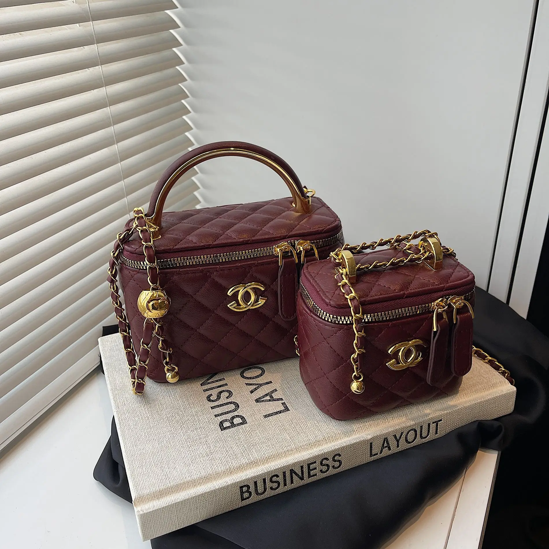 

Quilted Mini Square Bag， Stylish Chain Handle Crossbody， Versatile Top Handle Purse for Women， Spring Summer New Arrival