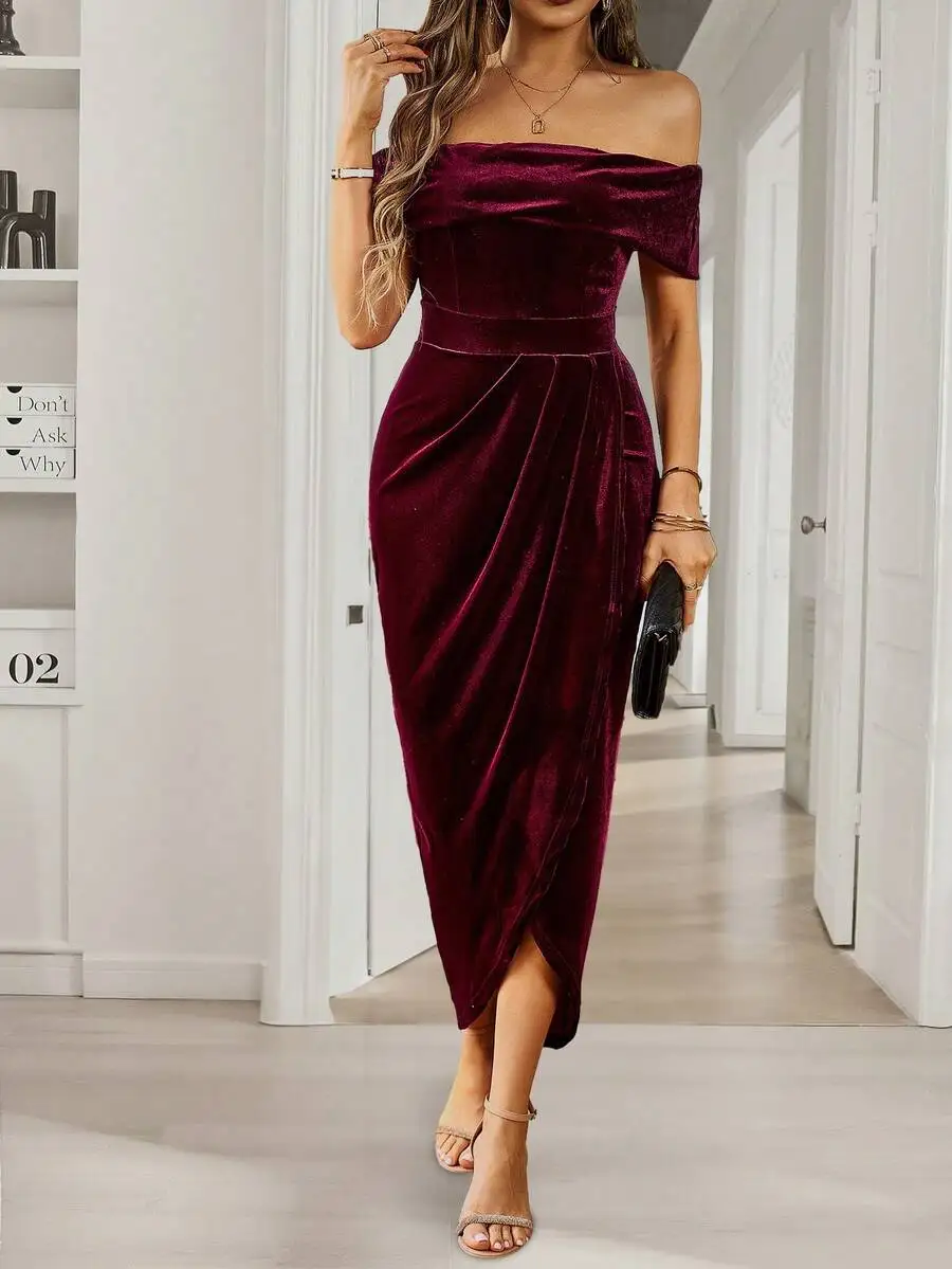 

Бордовое бархатное платье миди с открытыми плечами, разрезом спереди и драпировкой