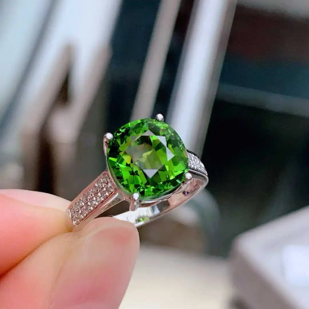 

Натуральный зеленый турмалин 5,35 карата с отличной огранкой и чистым кристаллом. Набор из 18-каратного золота с бриллиантовыми акцентами.