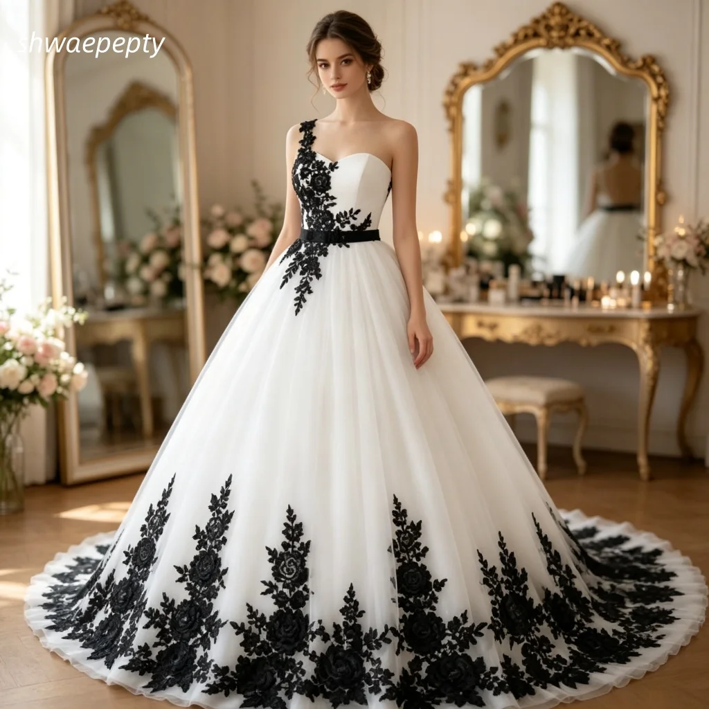 Gothic Style Black And White Wedding Dress Floral Lace Applique Ball Gown Long Tulle One Shoulder Vintage Bridal Gown Customized