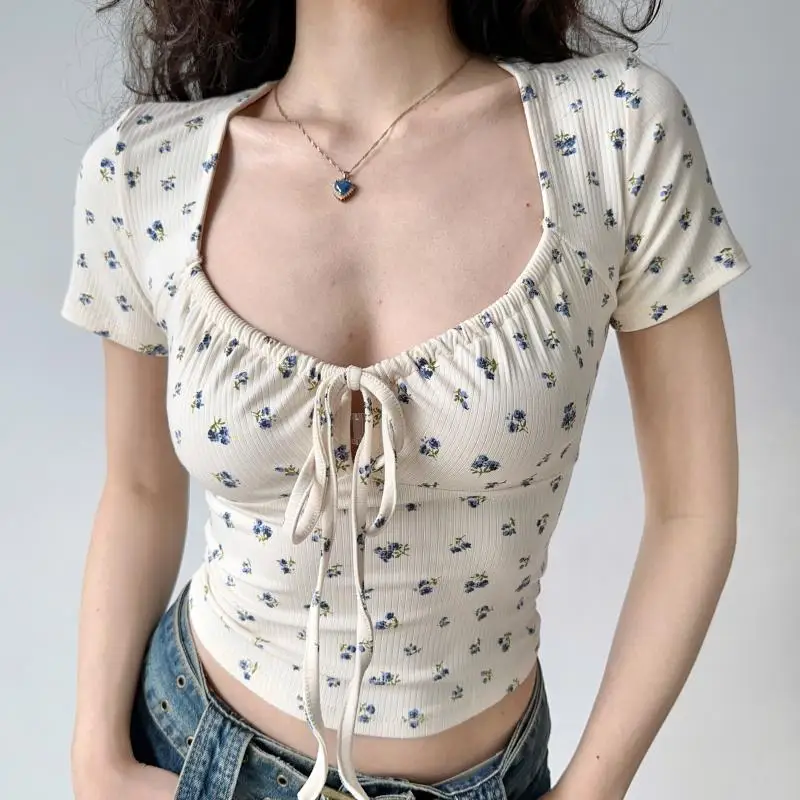 

2024 Summer New Large Size Fashion Fresh Fragmented Flower Short Sleeved T-shirt Women's Slim and Elegant Top