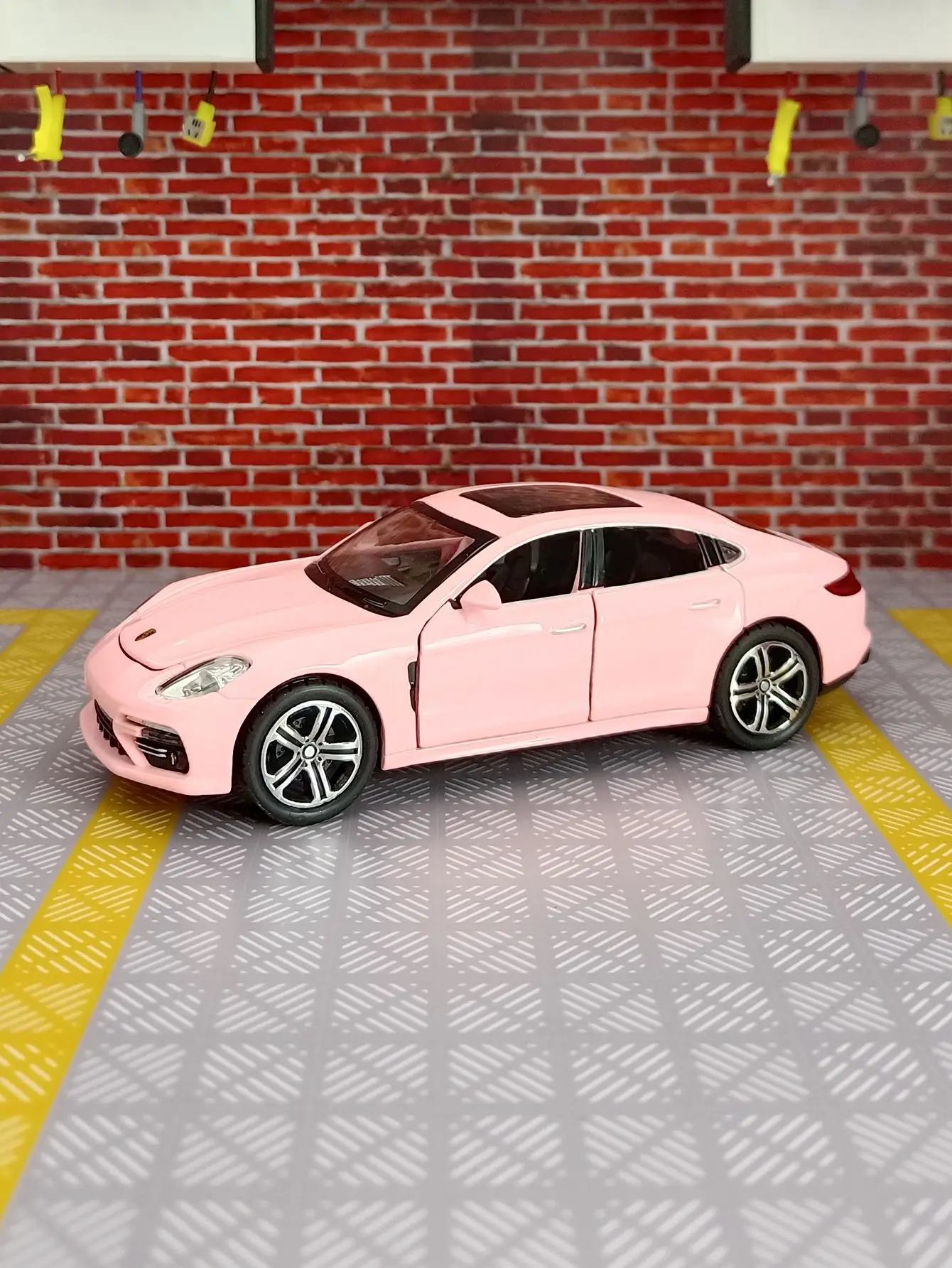 โมเดลรถโลหะผสม Palamera ขนาด 1:32 พร้อมประตูทั้งสองข้างที่สามารถเปิดได้ และฝากระโปรงหน้าและฝากระโปรงท้ายสามารถเปิดได้