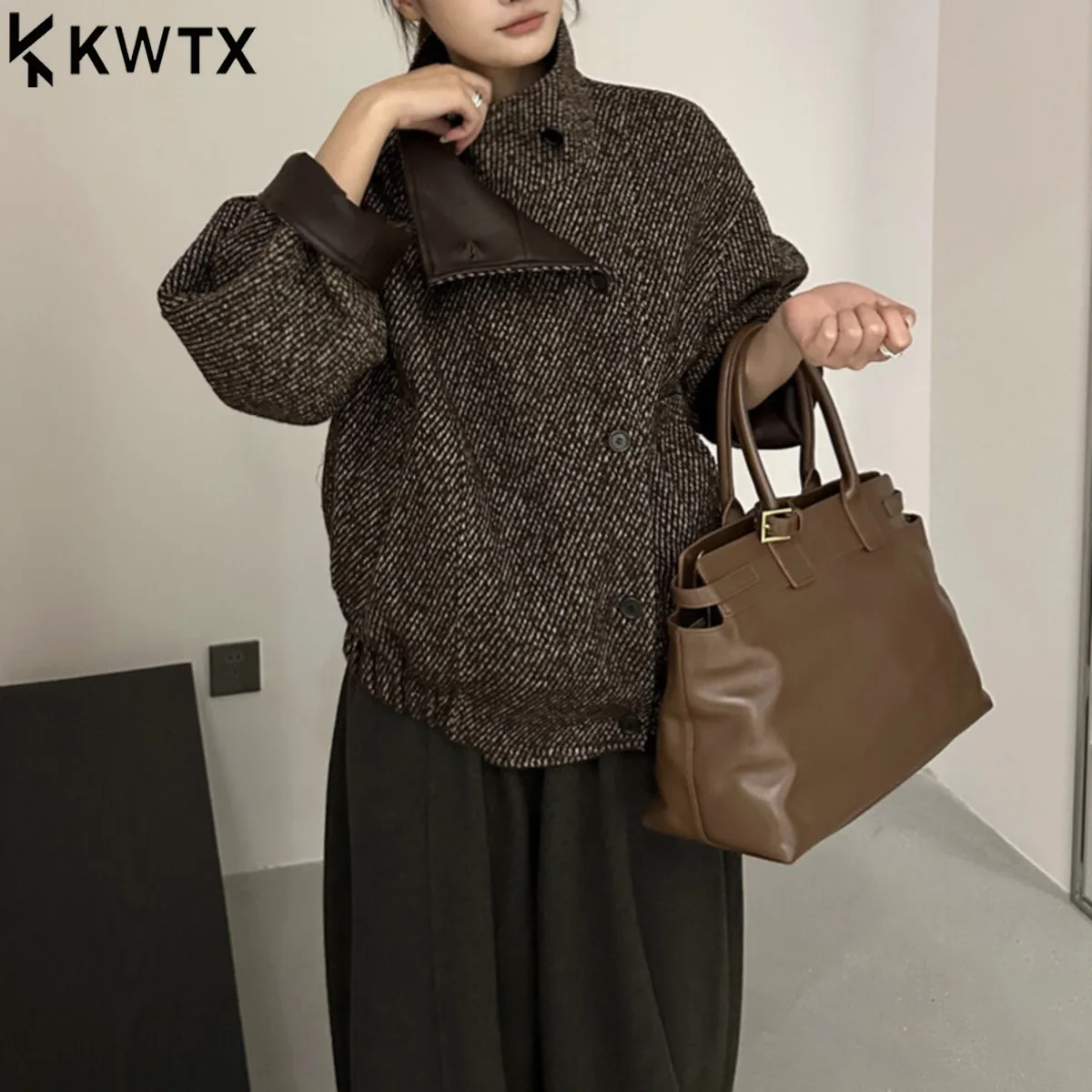 

KWTX 2025 новая женская полушерстяная короткая куртка с узором «елочка», однобортный воротник-стойка, винтажная элегантная осенне-зимняя верхняя одежда