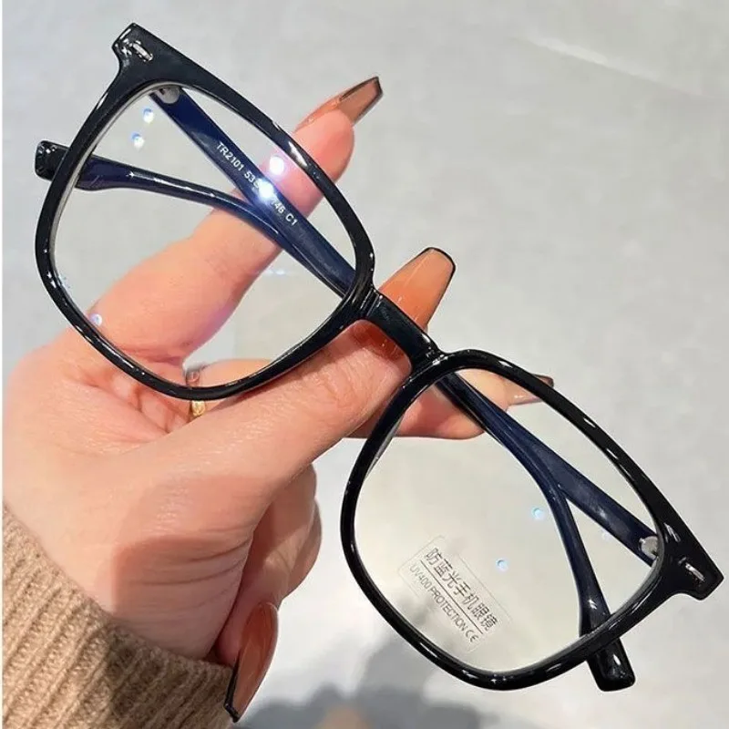 1 Stück Unisex-Brille mit photochromen Gläsern, automatisch grau/braun. Leichter schwarzer Rahmen, hochwertige Gläser. Für Autofahren, Reisen und das Büro.