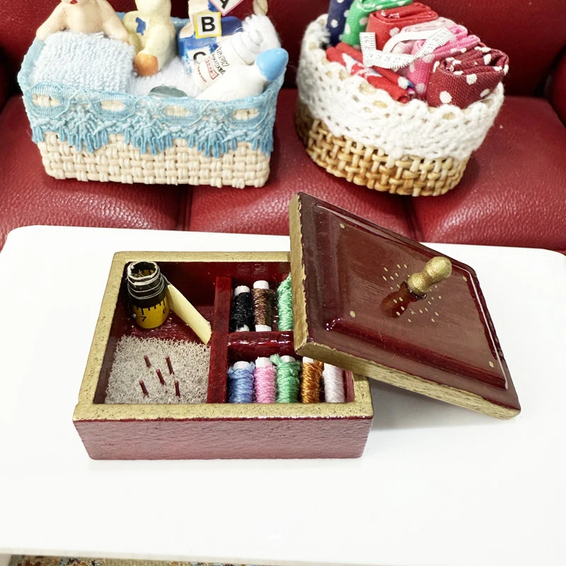 صندوق خياطة عتيق بمقياس 1:12 لبيت الدمى مع غطاء، ملحق أثاث ديكور نموذج بيت الألعاب #4