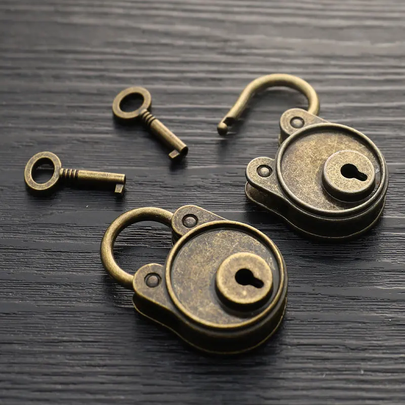 Hot Chinese Vintage Padlock Old Style Lock Notebook Luggage Belt Antique Bronze Plated Padlock With Key Suitcase Locks Hardware