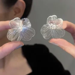 Exaggerated Hollow Metal Style Pearl Flower Earrings for Women Fashionable Simple Daily Accessories Party Jewelry Birthday Gifts