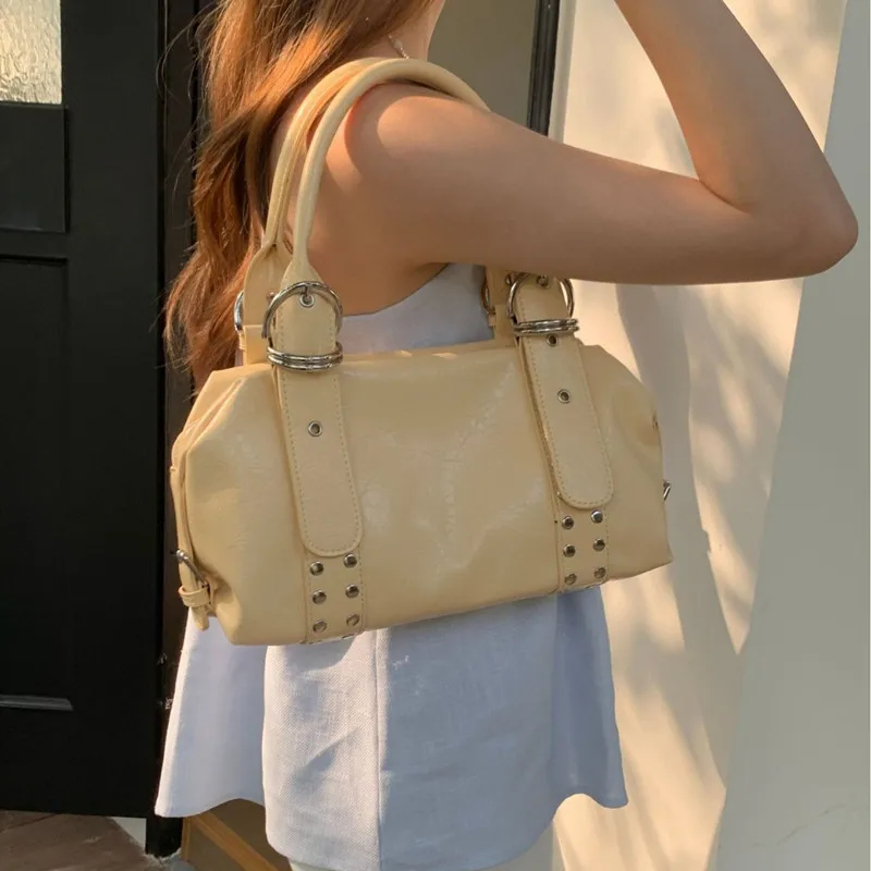 

2025 модная винтажная сумка-тоут с заклепками, сумка на плечо, брендовый дизайн, большая вместительная кожаная сумка-подушка, элегантная дорожная сумка подмышками