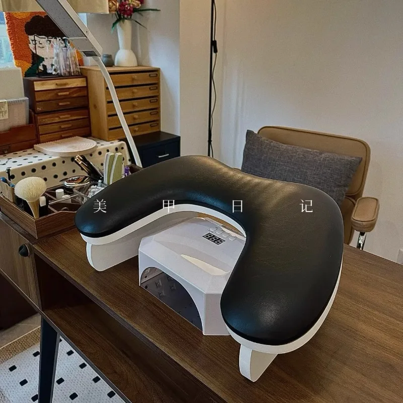 

The new Russian butterfly U-shaped manicure hand pillow table mat is tilted to relieve fatigue