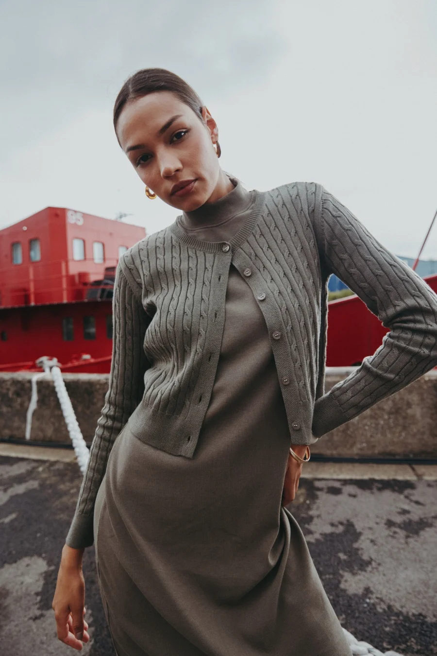 

AS AW25 новый дизайн вязаный тросовый кардиган + платье с воротником-стойкой в рубчик, длина макси, подходящая для женской одежды