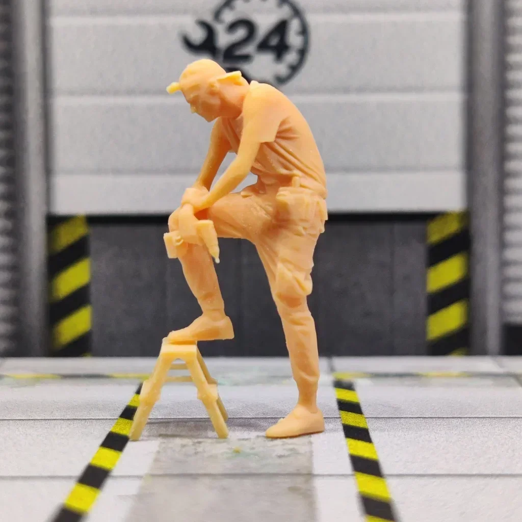 

Масштабная модель 1/64 1/43, инженер по техническому обслуживанию из смолы (механический) на табурете, неокрашенная миниатюрная диорама, ручная роспись T112