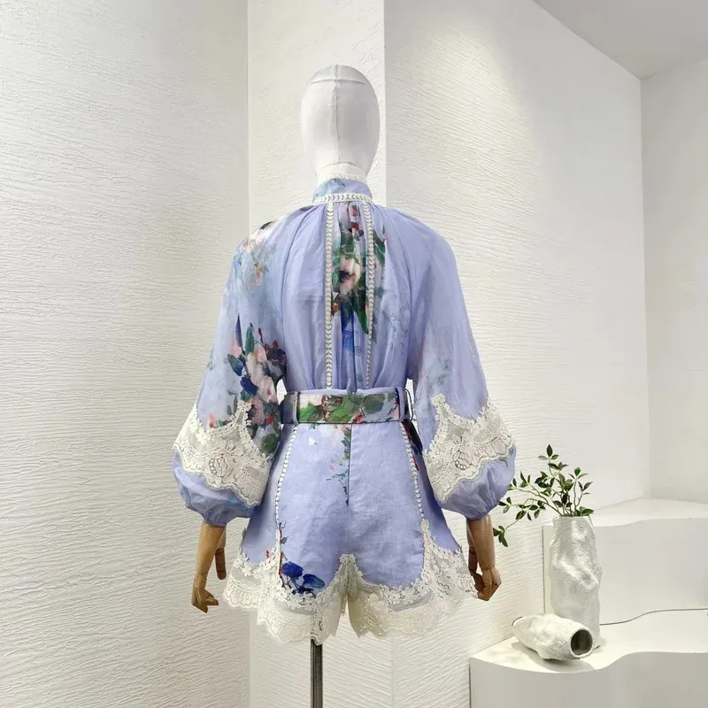 Nowy wiosenny letni strój damski 2025 Niebieski kwiatowy nadruk z długim rękawem Koronkowe wykończenia Ramie Bluzka i lniane szorty Zestawy