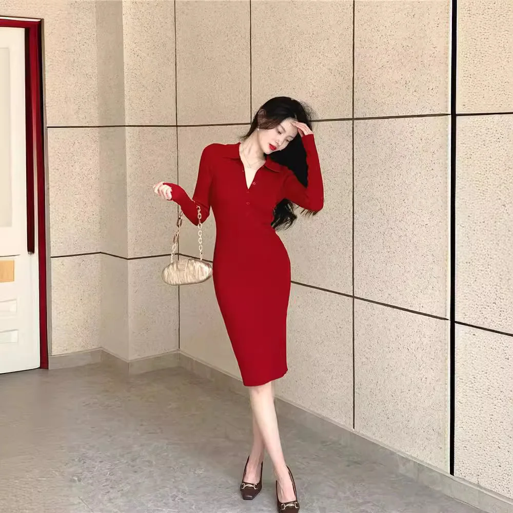 Sukienka w stylu Hong Kong, model 6439, kolekcja Jesień-Zima 2025, z kołnierzykiem, odkrytymi ramionami, dopasowana, podkreślająca figurę.