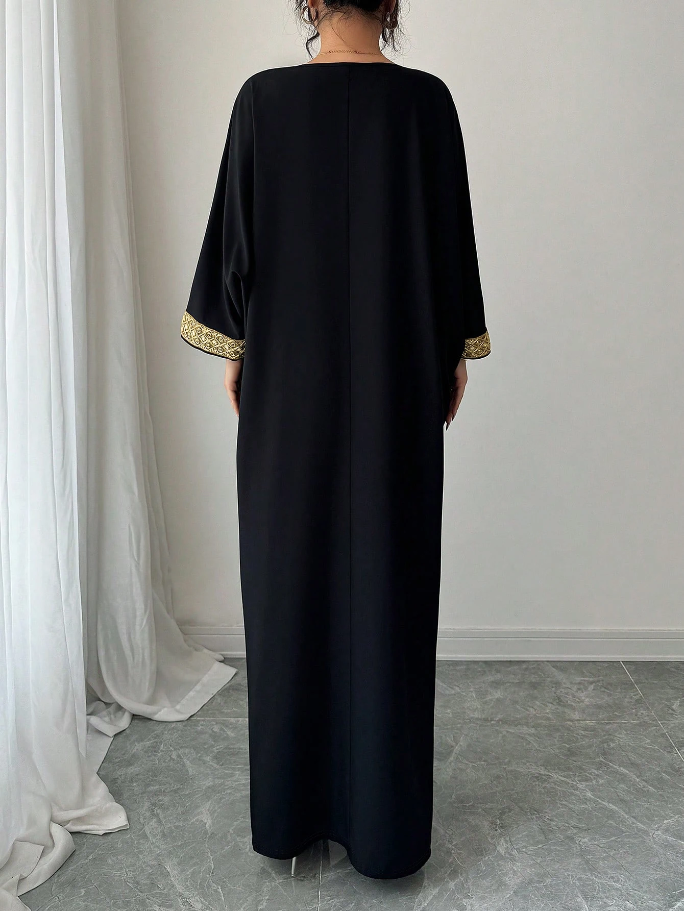 Damen Elegante Loungewear aus schwarzem, drapiertem Stoff mit Goldstickerei, V-Ausschnitt, Quasten und langen Ärmeln – Maxi-Kaftan für den Nahen Osten und Dubai – Detail 2