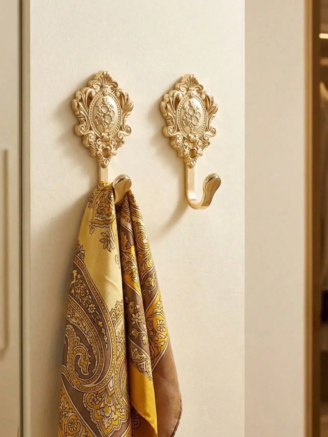 

Cirelle 2PCS Vintage European Style Hooks For Bathroom Curtain Door Window Cloakroom Coat Hooks Living Room Home Decor Finish Wall Mounted Hooks Retro Housewarming Gift Idea