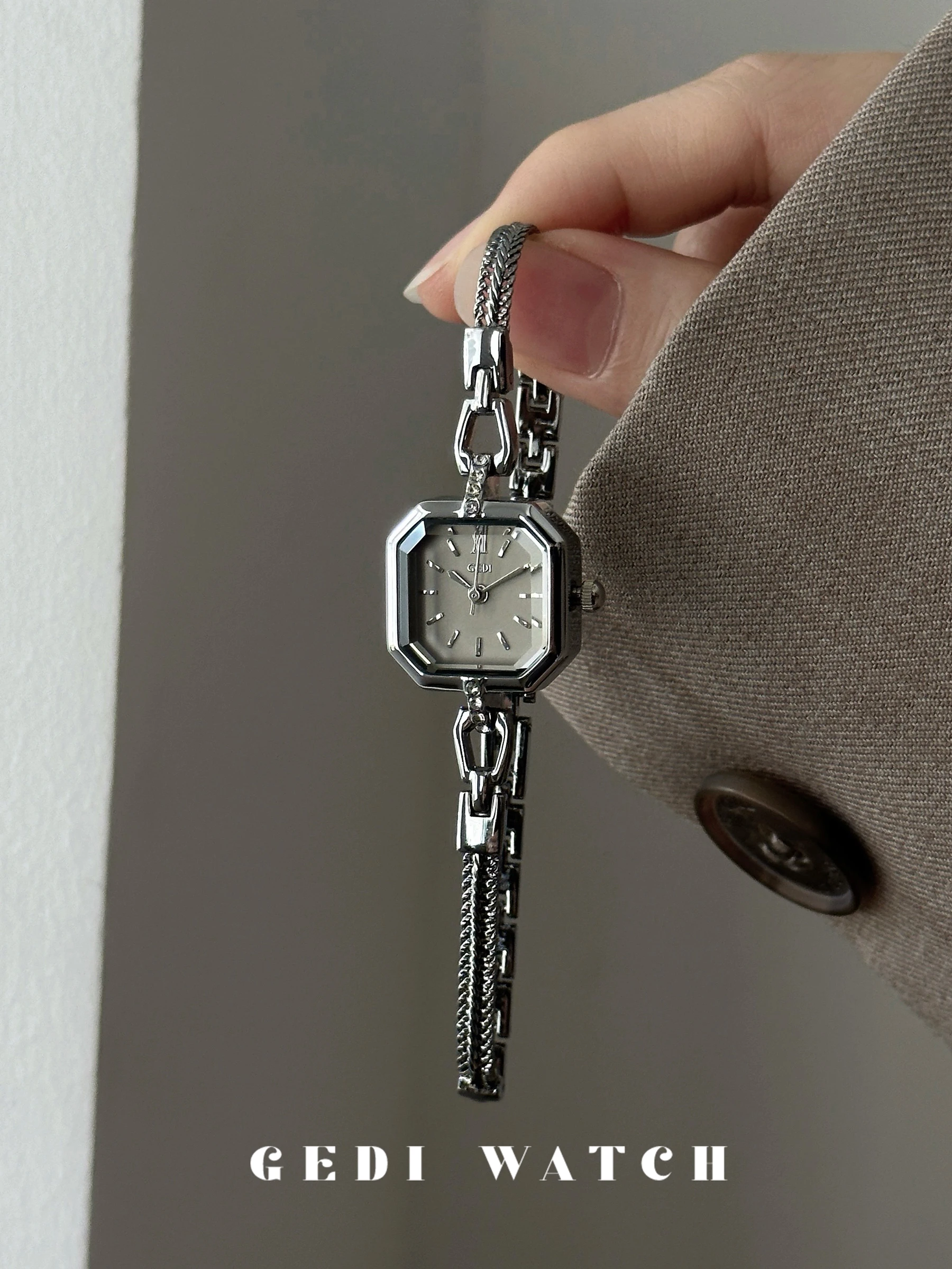 

Silvergraysmallsquarewatchexquisitesmallwatch for women 2025 new highend Korean style ladies chain watch birthday gift for women