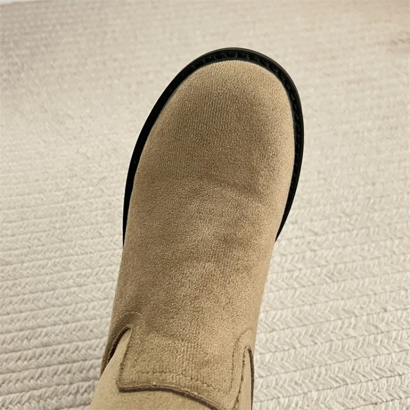 Retro-kasual knielange Stiefel. Verstecktes Design zur Höhenvergrößerung. Runde Zehen, niedriger Absatz, lange, dicke Stiefel für einen Cowboy-Look. – Detail 11