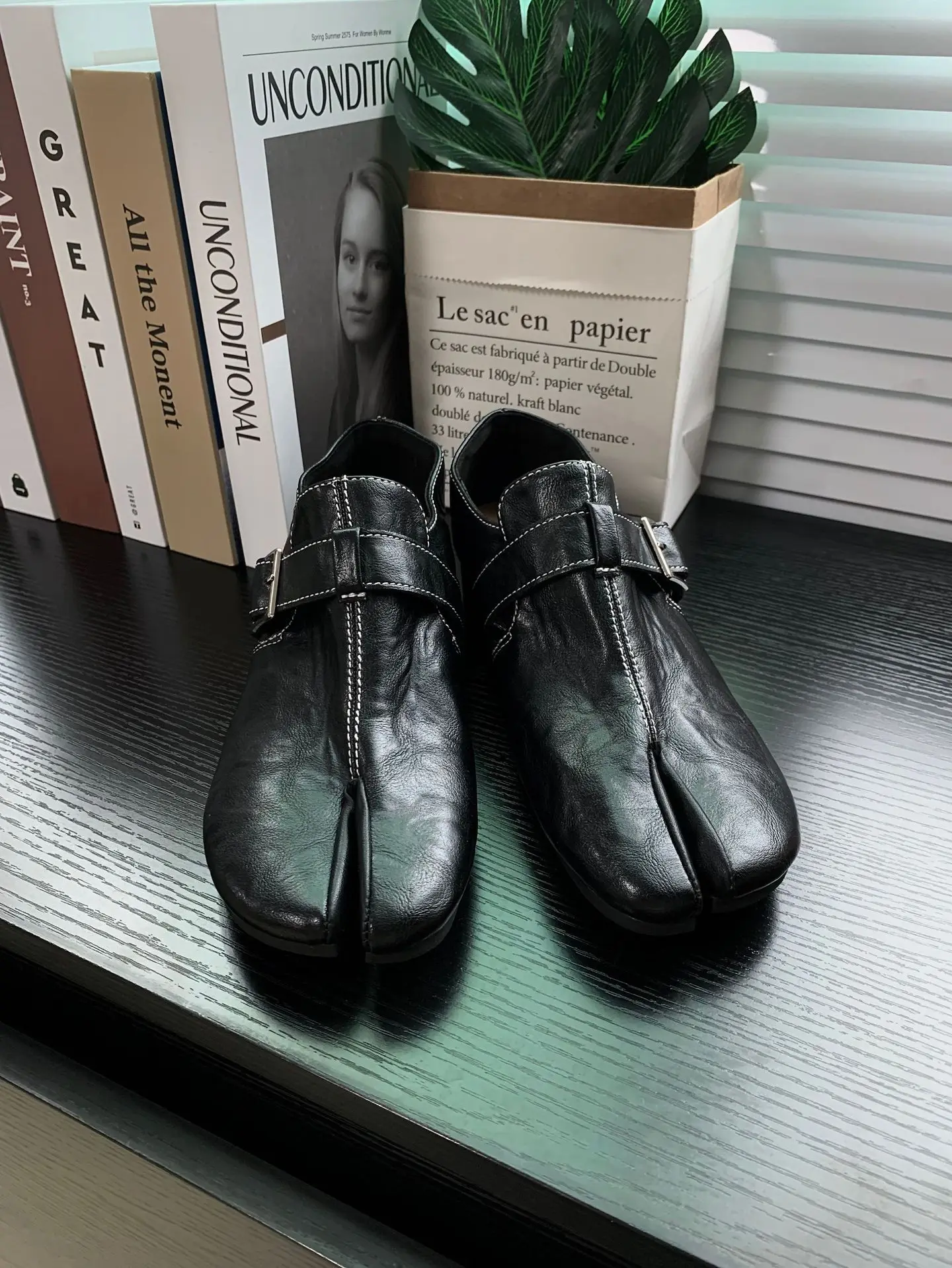 

Women's shoes single-strap slip-on leather with a deep opening and a washed leather split toe