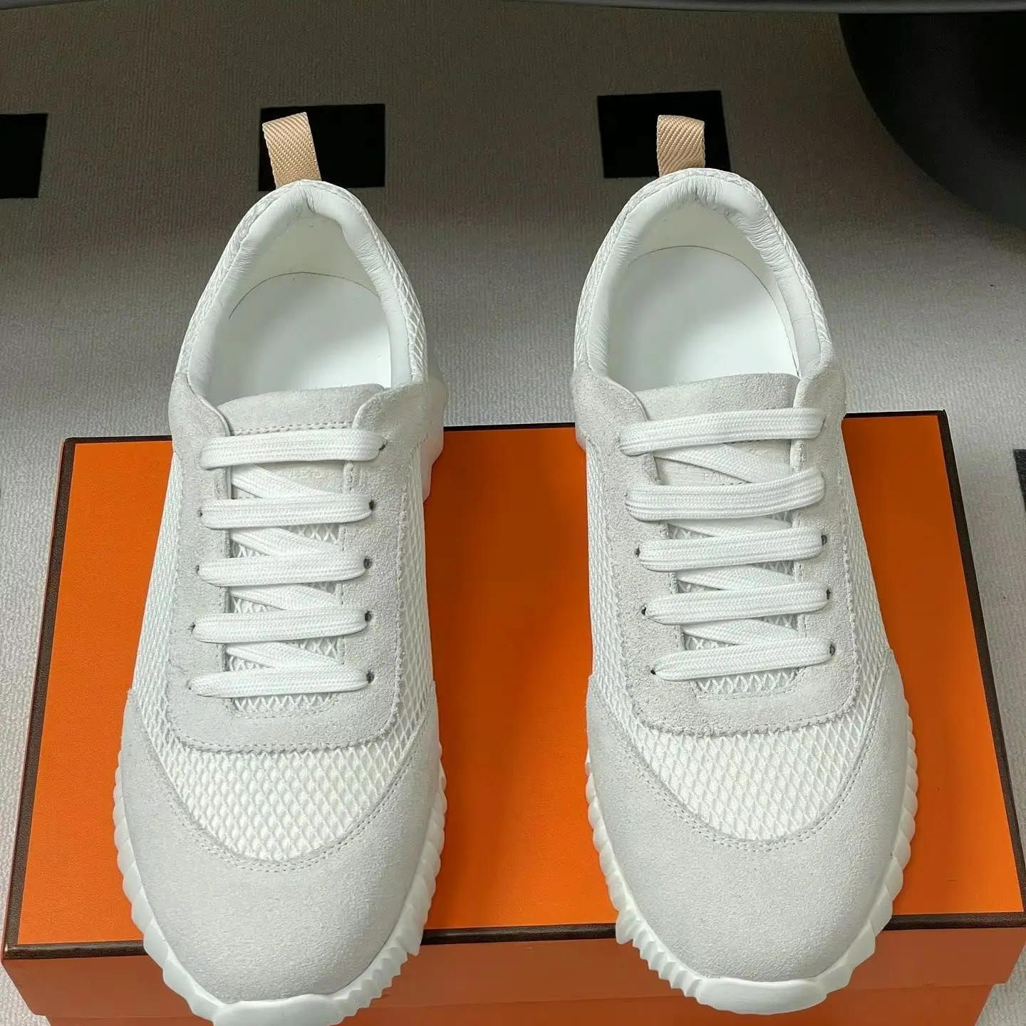 Sneakers Unisex con Suola Spessa e Rilievo in Mesh e Camoscio Off-White per Uomo e Donna