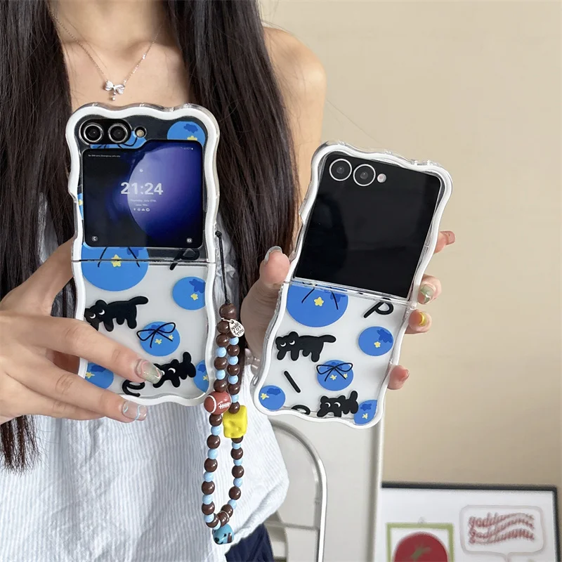 เคสโทรศัพท์ลายแมวน่ารักสไตล์เกาหลี พร้อมโบว์และลายคลื่น สำหรับ Samsung Galaxy Z Flip 6 7 5 4 3 ZFlip5 zflip6 พร้อมสายคล้องมือ ลายการ์ตูน