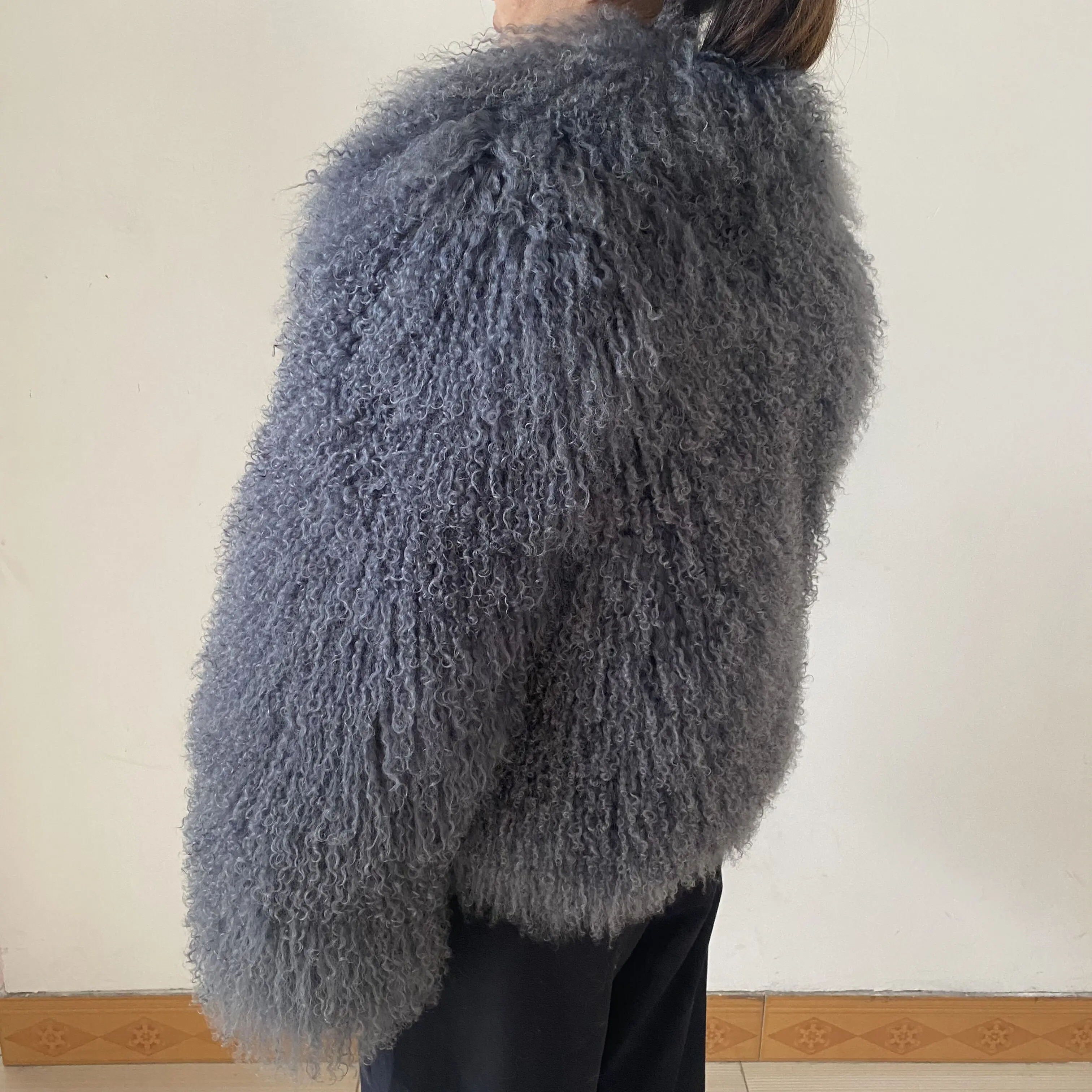 Zimowy damski płaszcz z naturalnego futra - damski płaszcz z kołnierzem z mongolskiej skóry owczej zapewniający ciepło i luksusową elegancję na formalne okazje.