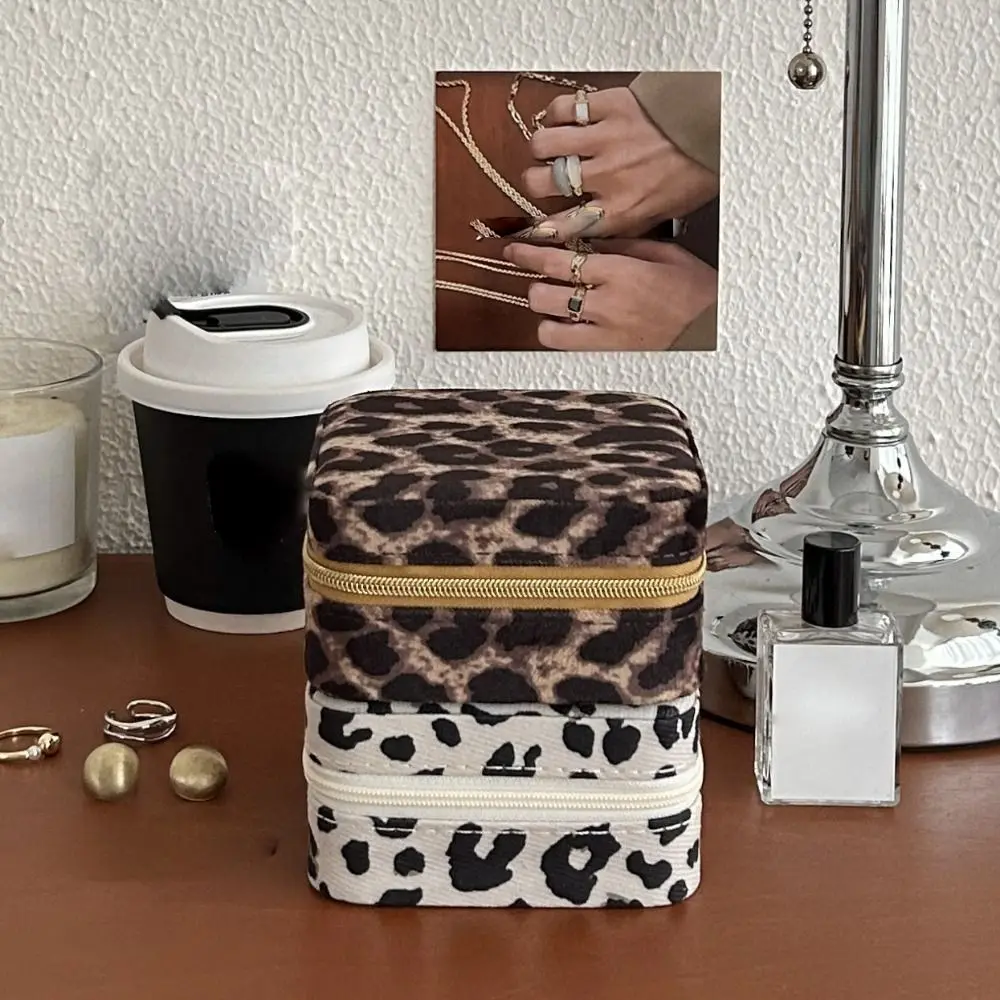 صندوق تخزين المجوهرات بطباعة الفهد ، إكسسوارات السفر العائلية ، حاوية من الجلد الصناعي للأقراط والقلادة