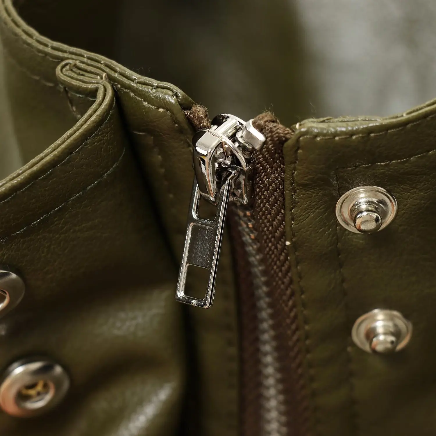 Faionable ort تأثير الجلود Jaet المرأة الخريف جديد Sle تنوعا تصميم البوليستر النسيج طويل Sve زر إغلاق