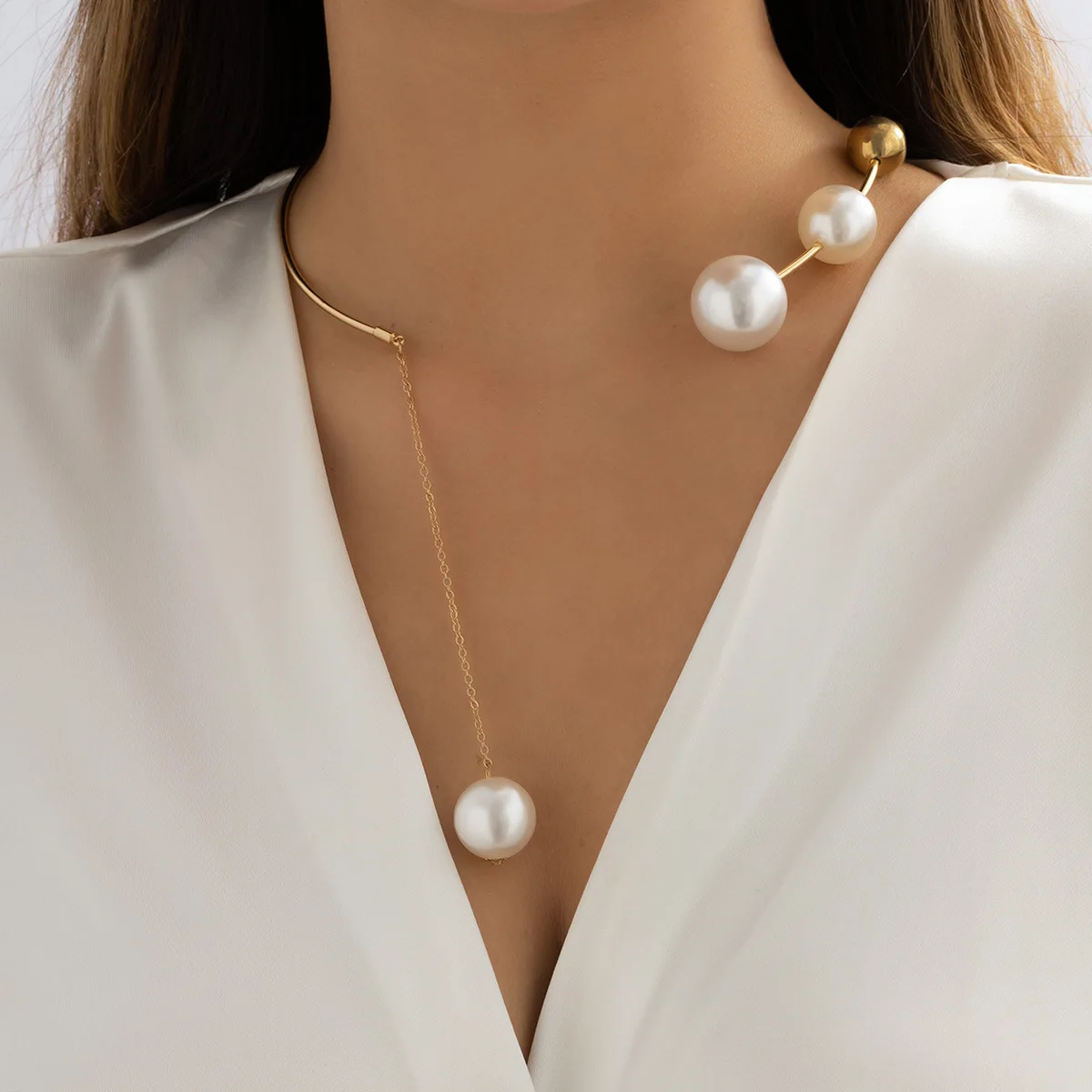 Nuova collana di apertura della clavicola con perline rotonde minimalista e personalizzata con un set di orecchini con collana di perle d\'imitazione