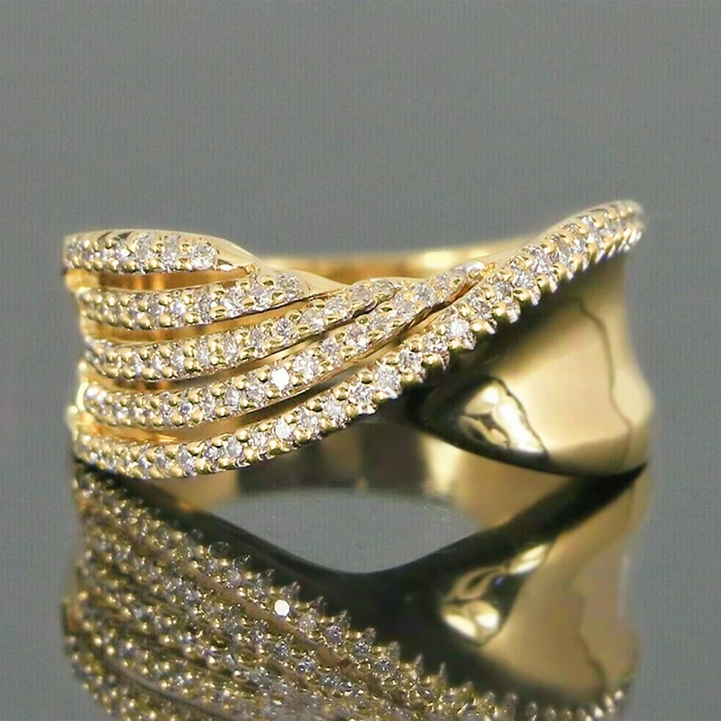 Huitan Welle Design Gepflasterte CZ Neue Ringe für Frauen Luxus Gold Farbe Hochzeit Zubehör Moderne Mode Weibliche Schmuck Drop Schiff